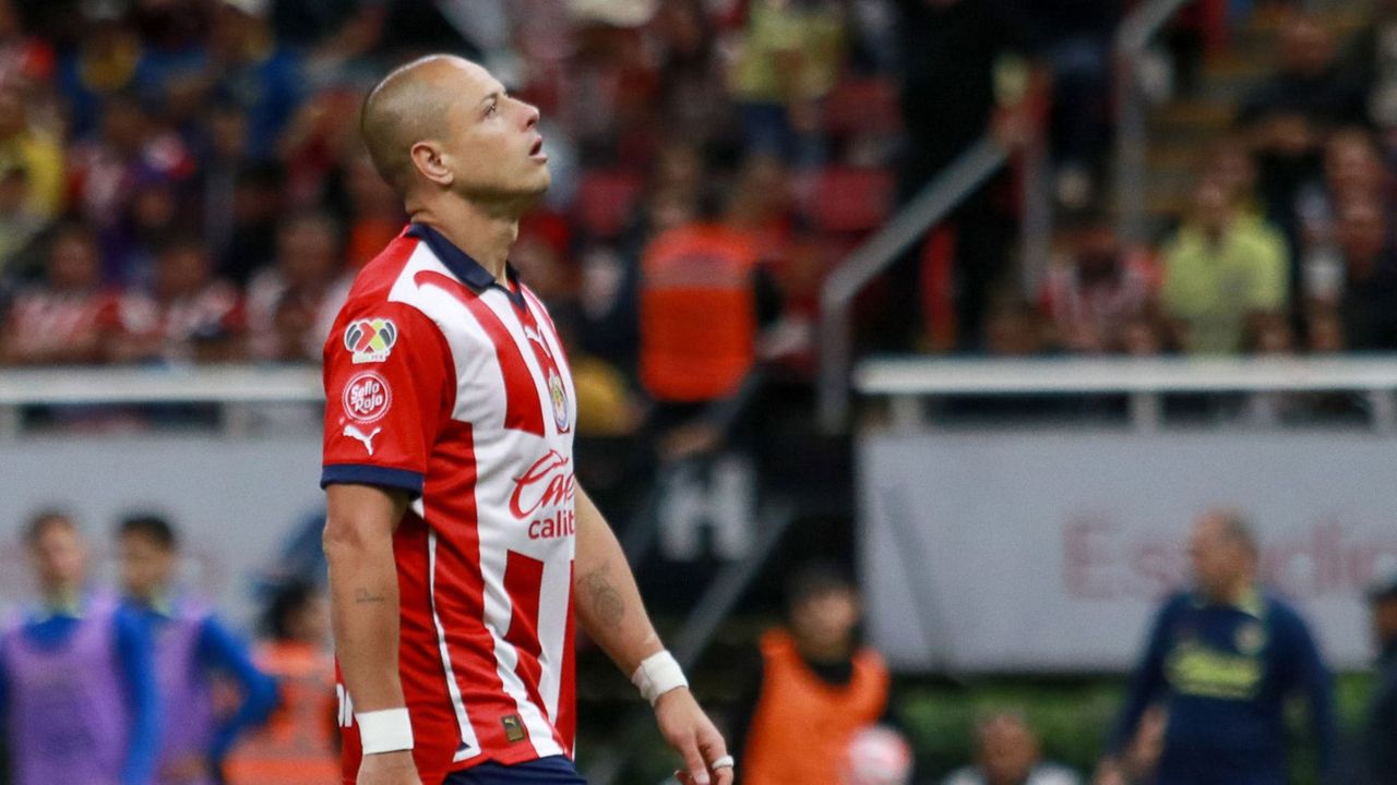 Chicharito Hernández es dado de baja por Chivas y toma determinación a sus 37 años