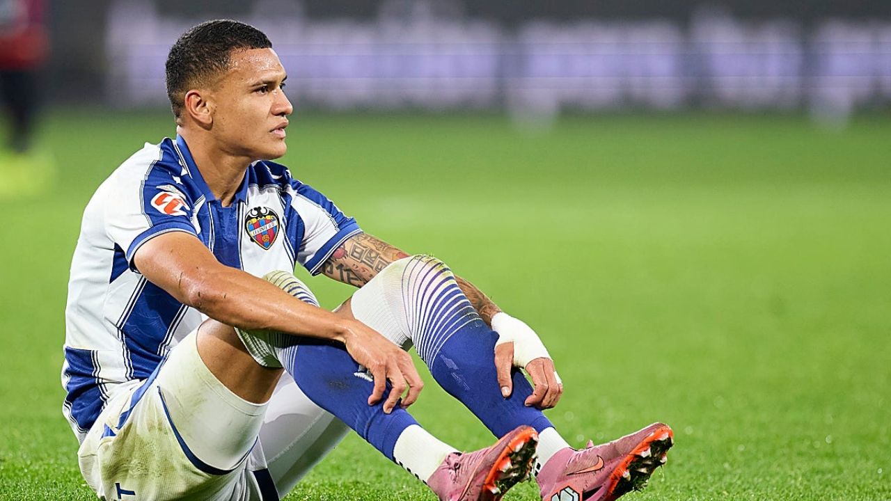 Kervin Arriaga sorprende con mensaje en plena crisis del Levante