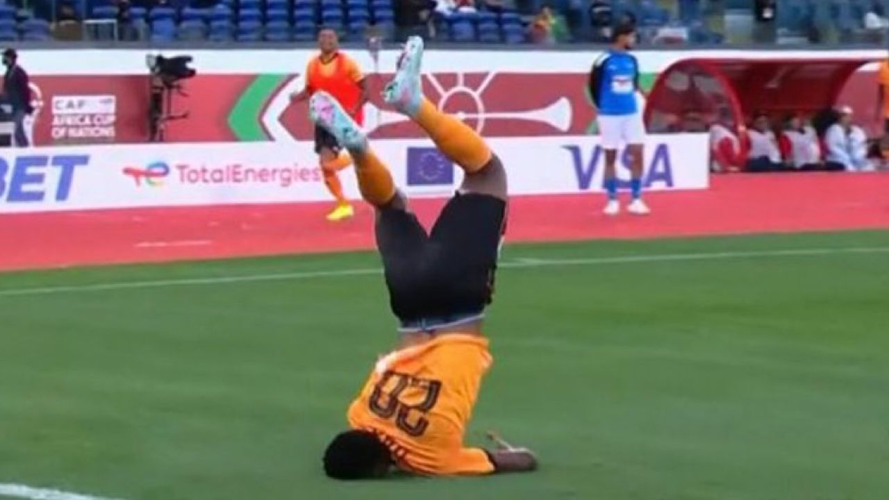 Jugador se accidente durante su celebración de gol en Copa África