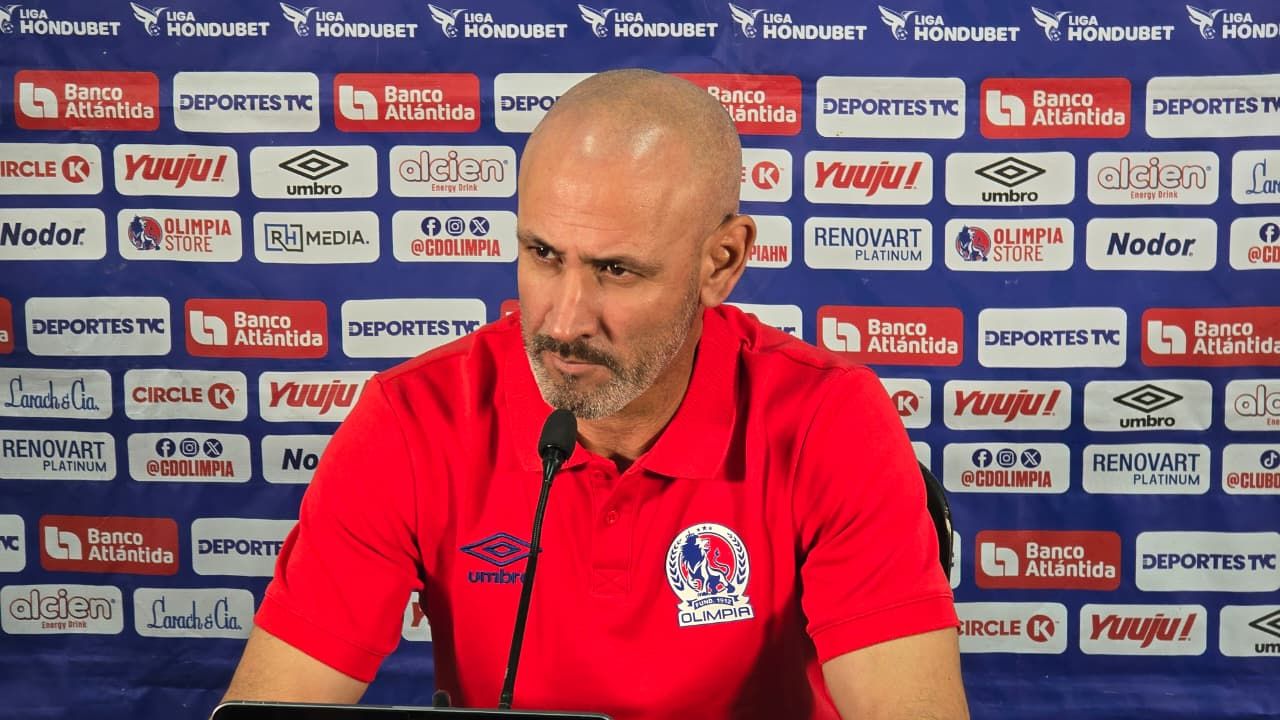 Eduardo Espinel envía una crítica luego que Victoria no se presentara