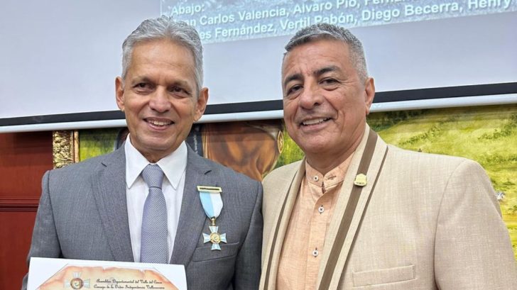Reinaldo Rueda reaparece un mes después de la eliminación de Honduras y recibe premio