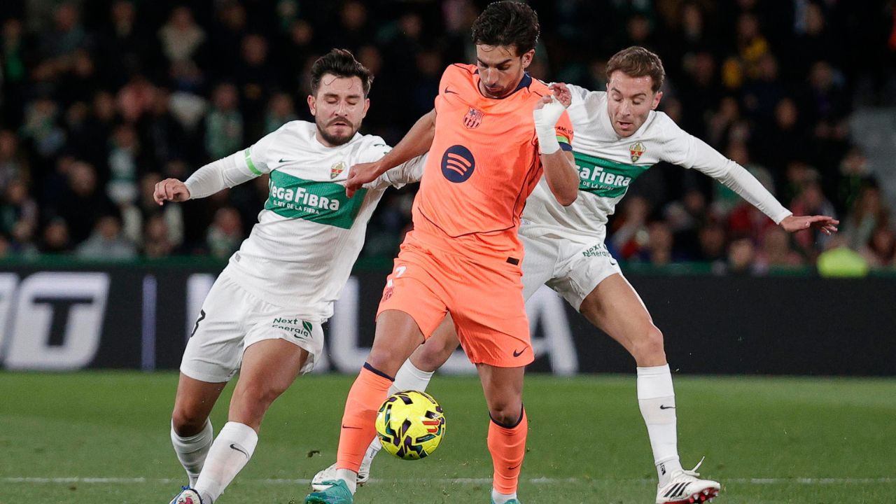 Barcelona vence al Elche y mantiene su liderato en LaLiga de España