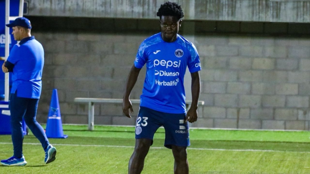 Jonathán Núñez es presentado por su nuevo equipo en Liga Nacional