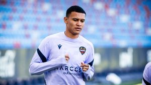 Imagen de Levante toma decisión respecto a futuro de Kervin Arriaga tras interés de Italia