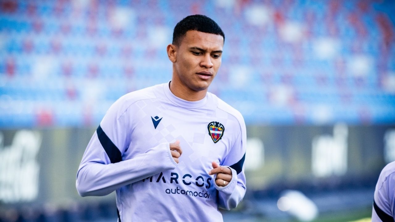 Levante toma decisión respecto a futuro de Kervin Arriaga tras interés de Italia