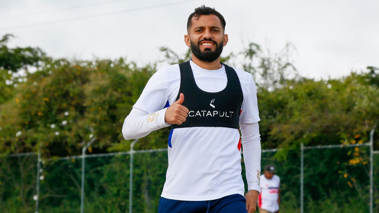 Jorge Álvarez se olvida de todo y realiza viaje a la espera de definir su futuro