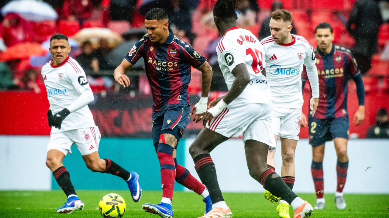 Kervin Arriaga y Levante derrotan al Sevilla y dejan el sótano de LaLiga