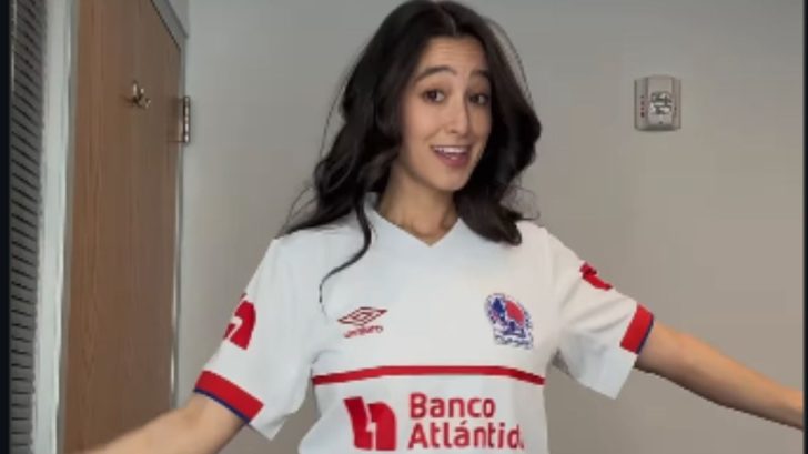 Periodista deportiva sorprende al posar con la camisa del Olimpia