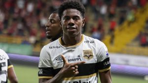 Equipo de Inglaterra monitorea a Dereck Moncada tras irrupción en Colombia