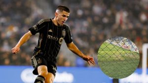 Imagen de Sergi Palencia se refiere a estado de la cancha del estadio Morazán