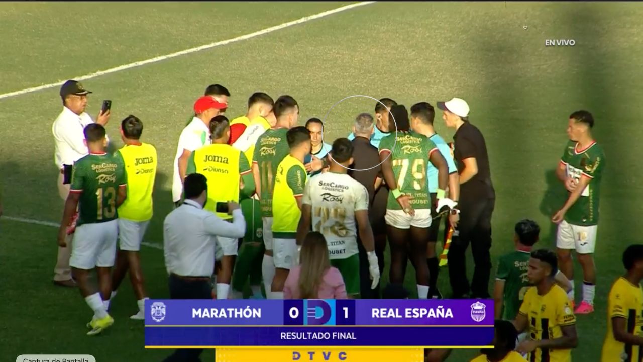 Pablo Lavallén fue expulsado por mostrarle su teléfono al árbitro