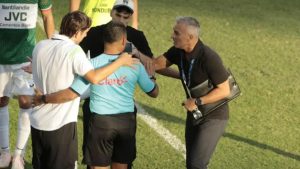 Imagen de Pablo Lavallén y el severo castigo que recibiría tras su reacción en el clásico sampedrano