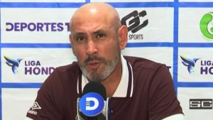 Eduardo Espinel abandona conferencia molesto tras derrota en La Ceiba