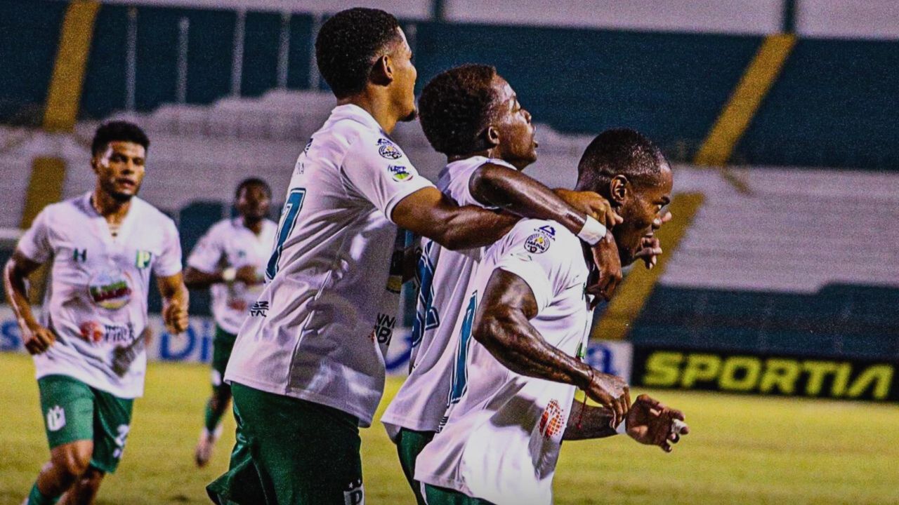 Edwin Solano rompe larga sequía sin gol y legionario deja curiosa reacción