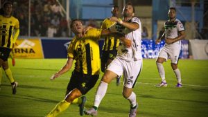 Juticalpa FC rescata un empate ante Real España con un golazo olímpico de Marcelo Canales