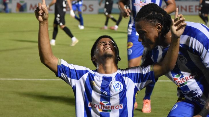 Victoria golpea a Olimpia para obtener su primer triunfo del campeonato