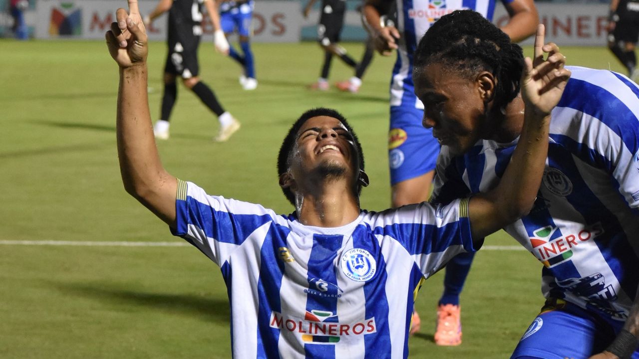 Victoria golpea a Olimpia para obtener su primer triunfo del campeonato