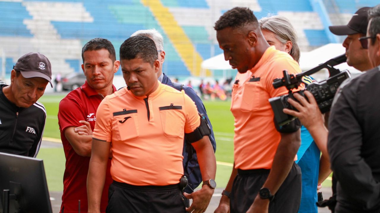 Árbitros hondureños hicieron su primera prueba con el FVS en el estadio Nacional