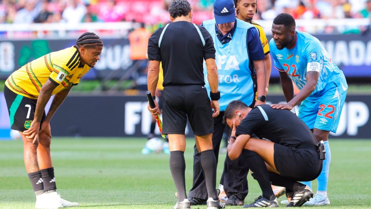 Árbitro argentino se lesiona y pide cambio en partido Congo vs Jamaica de repechaje