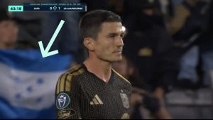 Bandera de Honduras capta la atención en partido de Los Ángeles FC vs Alajuelense