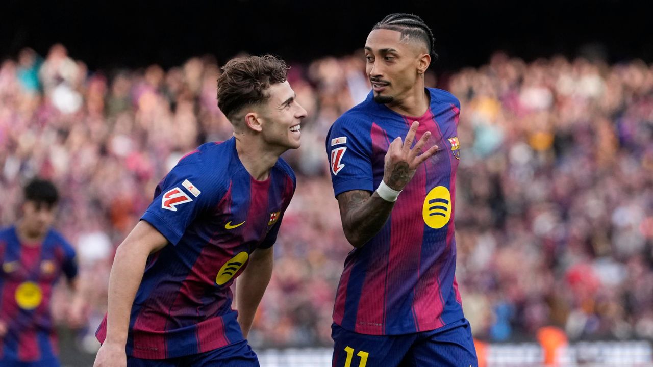 Barcelona cobra revancha del Sevilla liderado por un Raphinha infalible