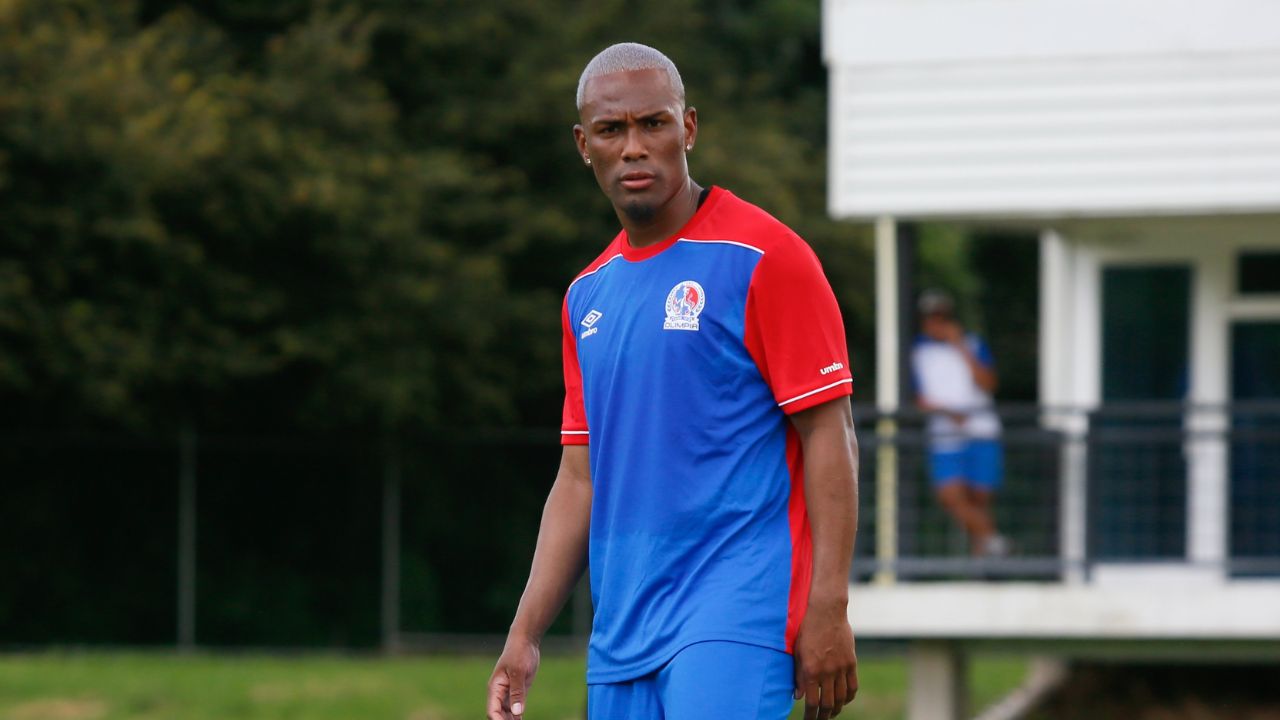 Deiby Flores sorprende al incorporarse a los entrenamientos de Olimpia