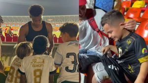 Imagen de Dereck Moncada regala su camiseta a niño colombiano quien lloró emocionado