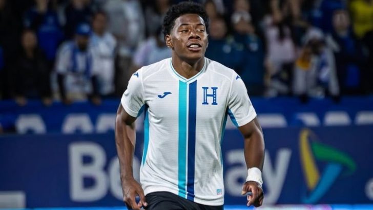 Club de la Premier League vigiló a Dereck Moncada en partido amistoso