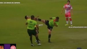 Imagen de Árbitro lanza patada voladora a un miembro del cuerpo técnico al sentirse agredido