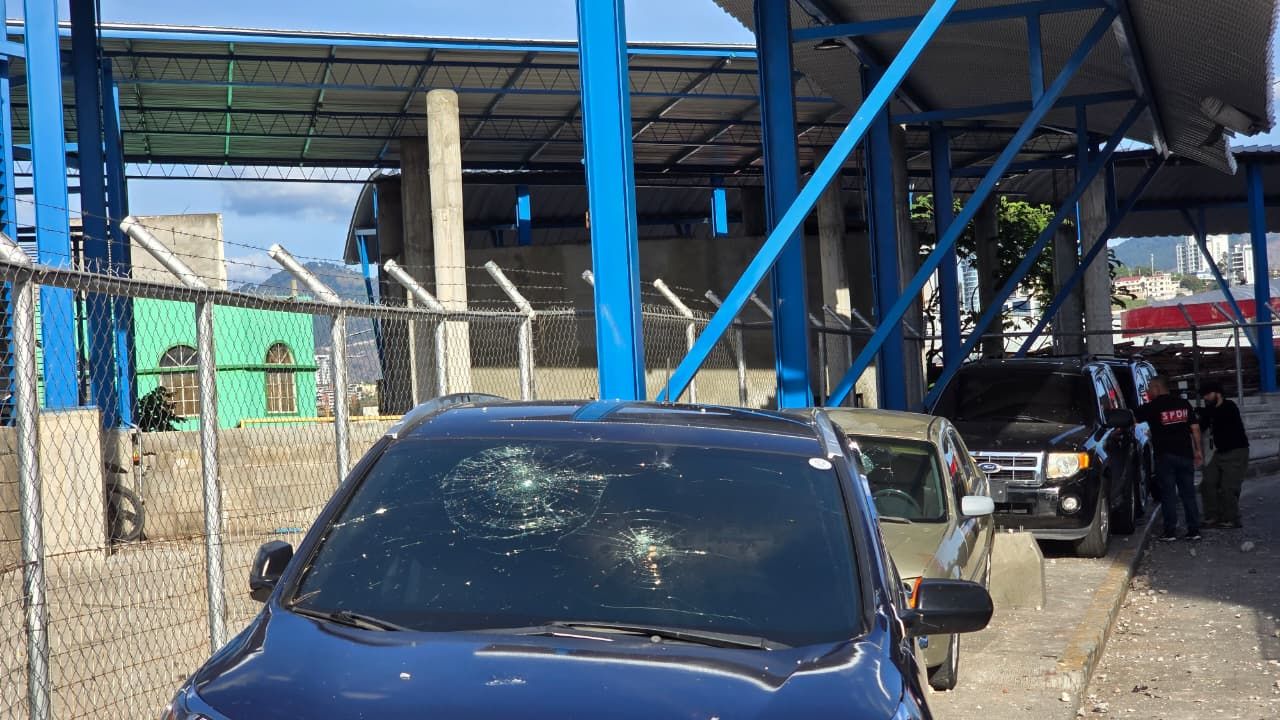 Buses del Motagua y Olimpia, y carro de Said Martínez, quedaron con vidrios rotos