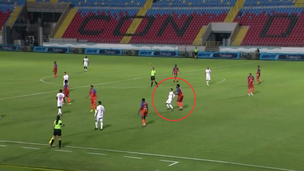 José García es expulsado tras manosear a Chirinos en jugada revisada por FVS