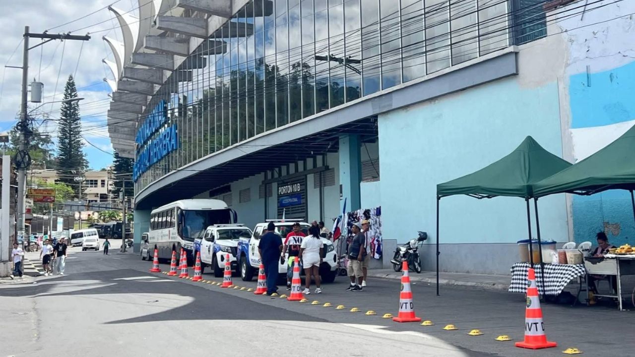 Policía Nacional muestra lo que le decomisó a las barras previo al Motagua vs Olimpia