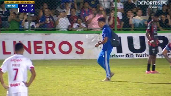 Insólito: Aficionado con mochila invade la cancha del Choloma vs Olimpia