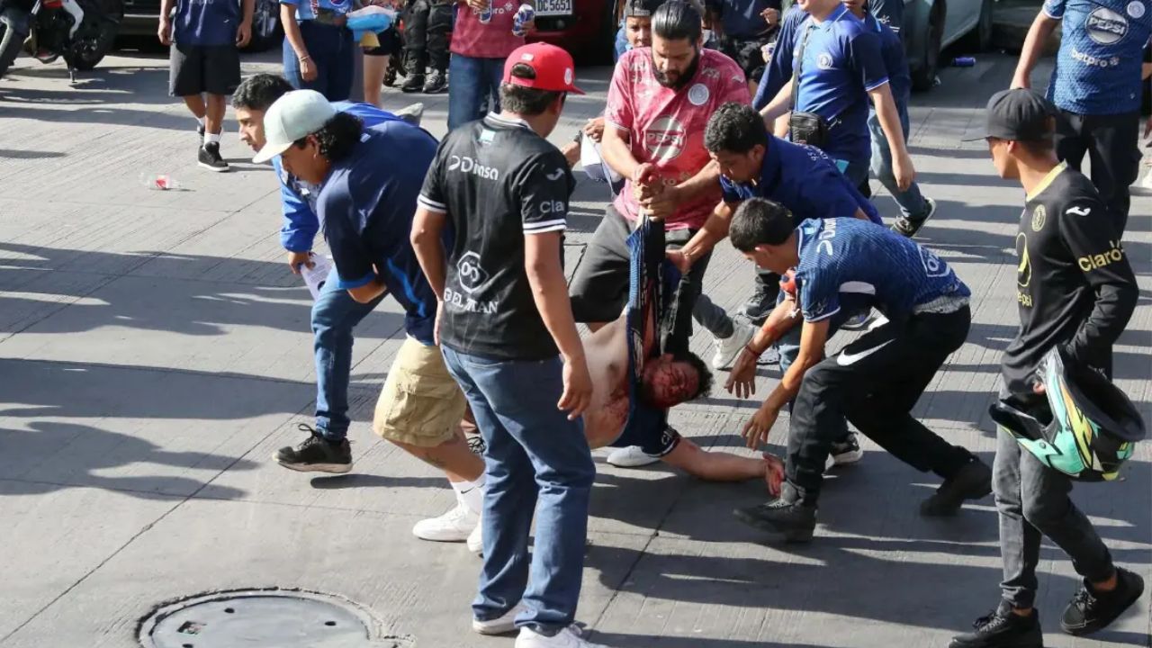 Revelan los castigos que aplicarían al Motagua y Olimpia tras incidente entre barras