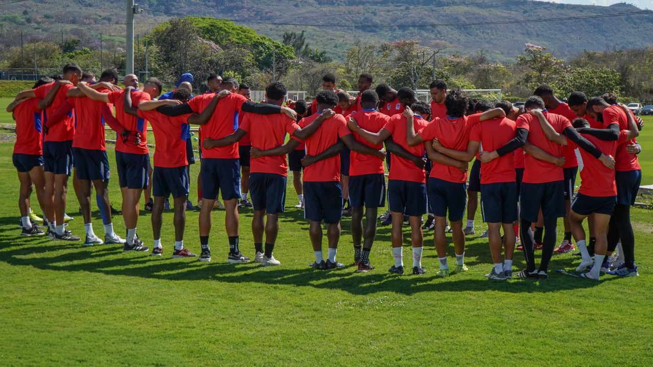 Jugador del Olimpia se lesiona en pleno en entrenamiento y encendió las alarmas