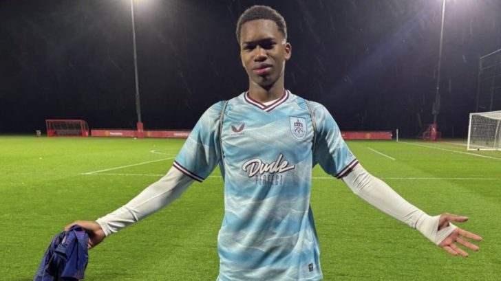 El hijo menor de Maynor Figueroa sacude Inglaterra con un debut histórico