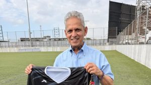 Reinaldo Rueda sorprende al aparecer en entrenamiento de un club centroamericano