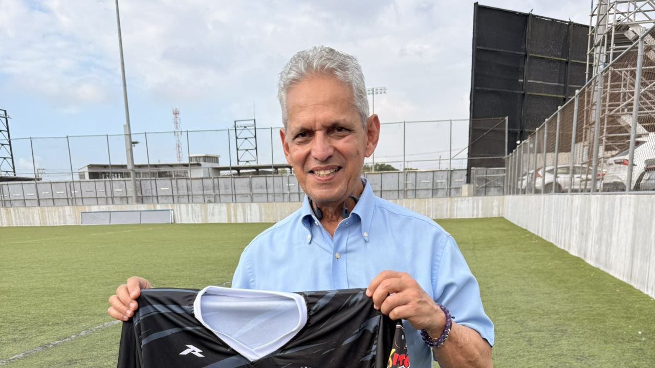 Reinaldo Rueda sorprende al aparecer en entrenamiento de un club centroamericano