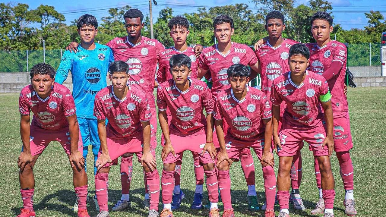 Reservas de Motagua se cambian en plena calle previo a un partido por insólito motivo