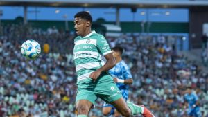 La decisión de Santos que pone al Choco Lozano más fuera que dentro del equipo