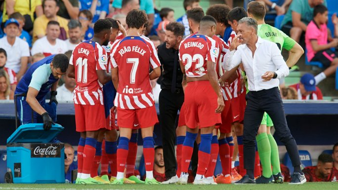 Futbolistas del Atlético de Madrid tomando un descanso para refrescarse.