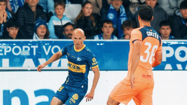 Deportivo Alavés sorprende a un Barcelona con resaca de campeón