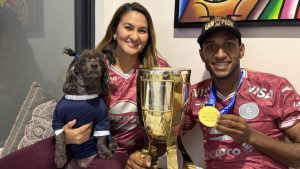 El gesto de Motagua con Romario Da Silva tras levantar el título 20
