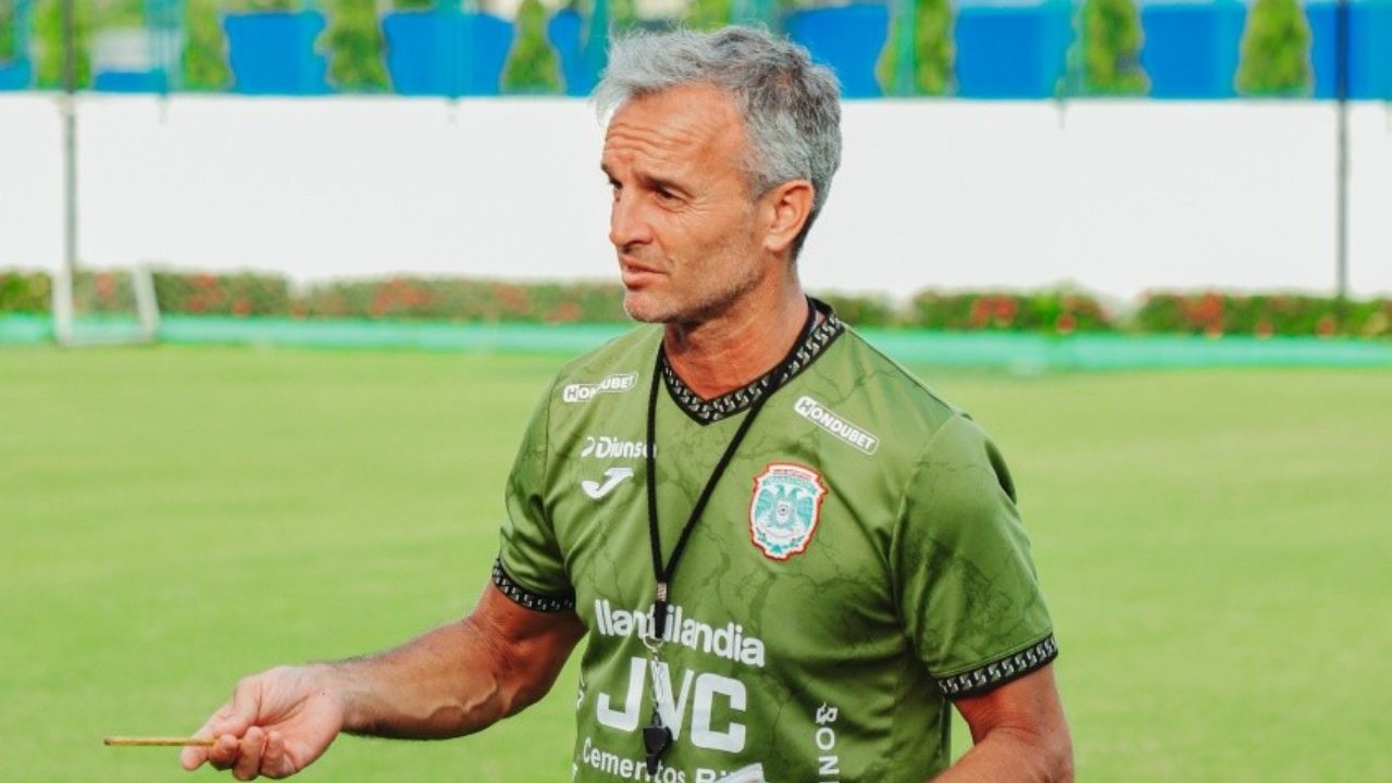 El gesto de Marathón con Pablo Lavallén previo a duelo ante Olimpia