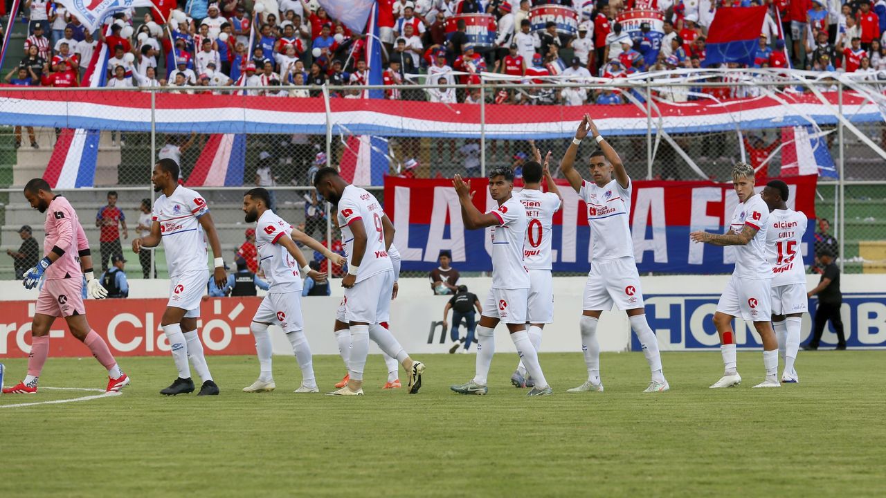 Futbolista del Olimpia se va de Honduras con su futuro incierto en el club