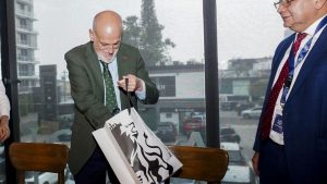 Presidente de LaLiga de España recibe detalle del Olimpia en su visita
