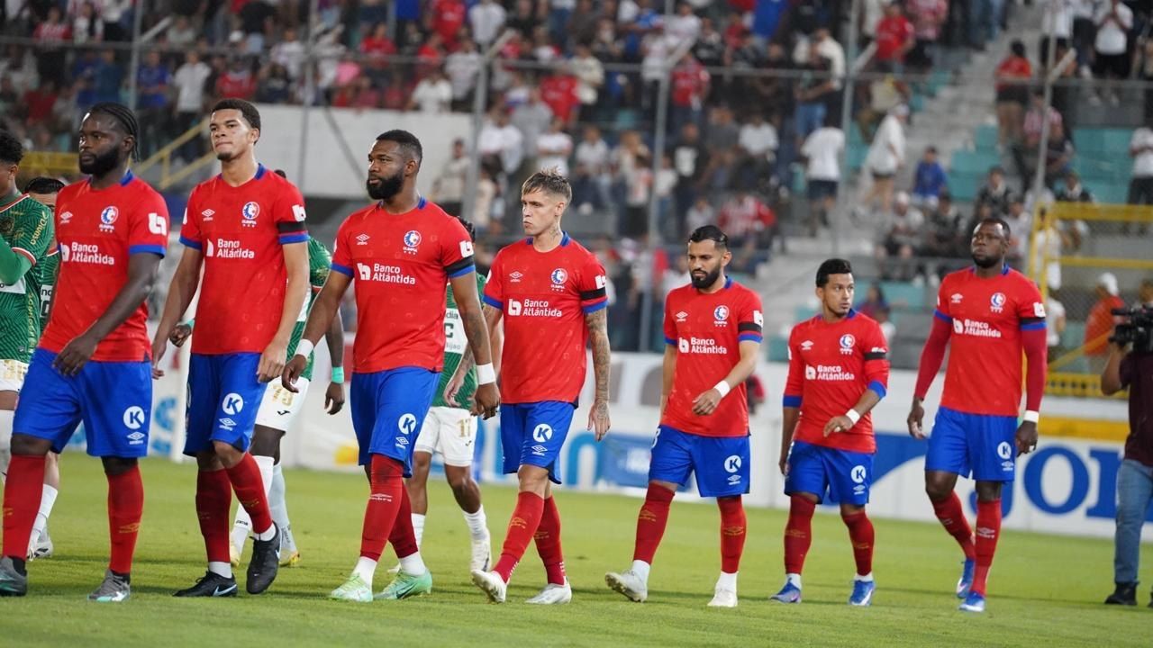 Futbolista de Olimpia se descarga y expone frustración por goles anulados