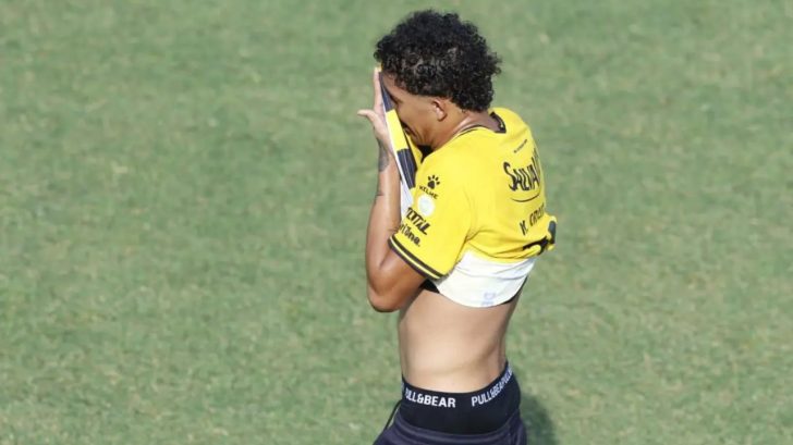 Nixon Cruz se despide de la triangular tras su expulsión en el clásico sampedrano