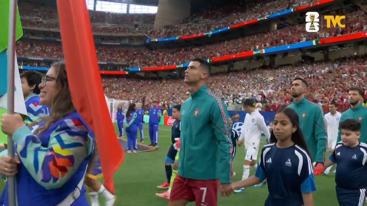 Cristiano Ronaldo fue acompañado por una niña hondureña en duelo contra Uzbekistán