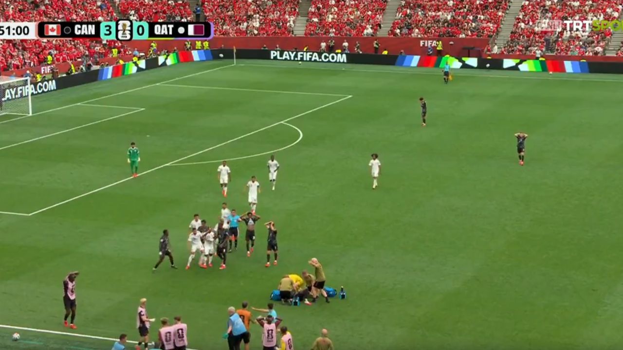 Ismael Koné se dobla el tobillo y sale de la cancha en el Canadá vs Qatar